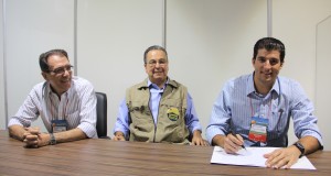 O Diretor de Originação da Biosev, assina a parceria com a Coopercitrus ao lado do Presidente da Agrishow, Maurílio Biagi Filho (ao centro) e do Presidente da Coopercitrus, José Vicente da Silva