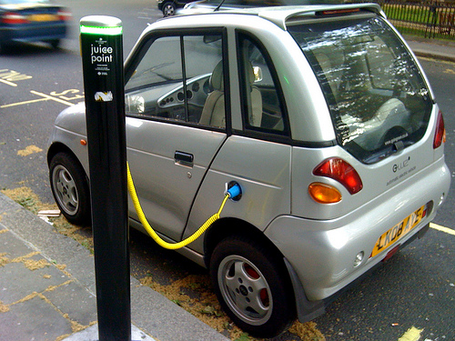 Carro-eletrico-sendo-carregado-Foto-Doctor-Popular-via-Flickr