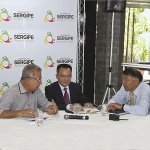 Jackson Barreto (à esquerda), governador do Sergipe, com os representantes da estatal chinesa: usinas nucleares em Sergipe (Foto: Agência Sergipe de Notícias/Divulgação)