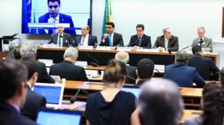 Integrantes da Comissão de Energia da Câmara discutem a proposta de venda direta de etanol (Foto: Divulgação/Câmara)