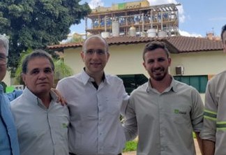 Na foto com o gerente industrial, José Roberto Perobeli, Gustavo Zandanadi Machado e Leandro Móvio Godoy, da Cocal; e Douglas Mariani, da Soteica