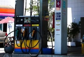 São Paulo - Posto de gasolina em Pinheiros.