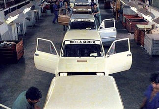 Linha de montagem dos primeiros carros movidos exclusivamente a álcool no Brasil, dando consequência ao Proálcool, programa governamental lançado em 1975
(Divulgação: Agência Senado)