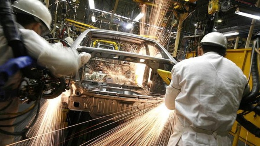 Produção industrial cai 0,9% em fevereiro, diz IBGE