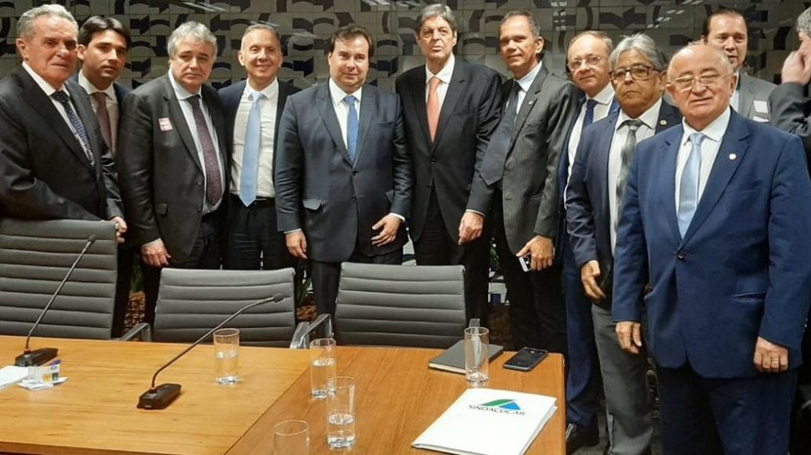 Rodrigo Maia (quinto a partir da esquerda), com lideranças do setor: acordo em definição (Foto: Divulgação)