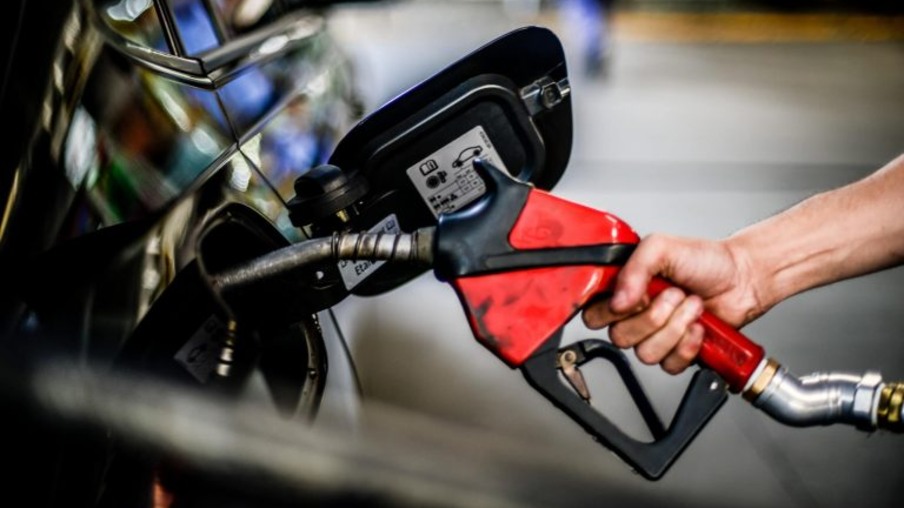 Gasolina seguirá cara no Brasil apesar de austeridade nos EUA