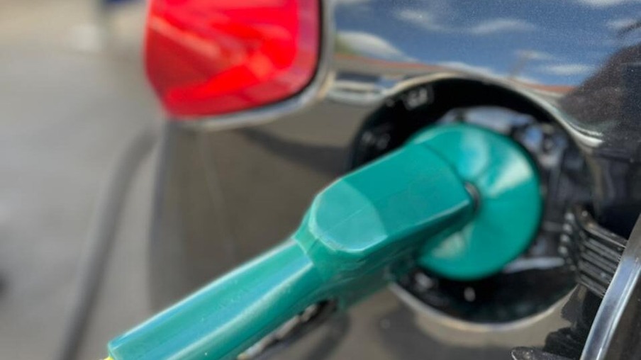 Preço da gasolina cai nas refinarias, e mercado de etanol recua