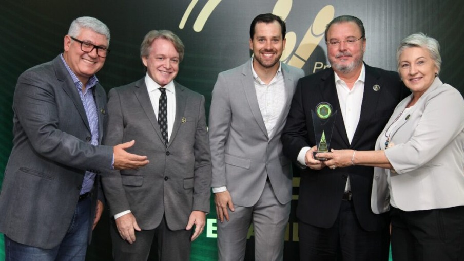 Josias Messias, CEO da ProCana, Carlos Sanches e Luiz Paulo Heimpel da, Netafim entregaram o troféu a Eduardo Queiroz e Sônia Roda