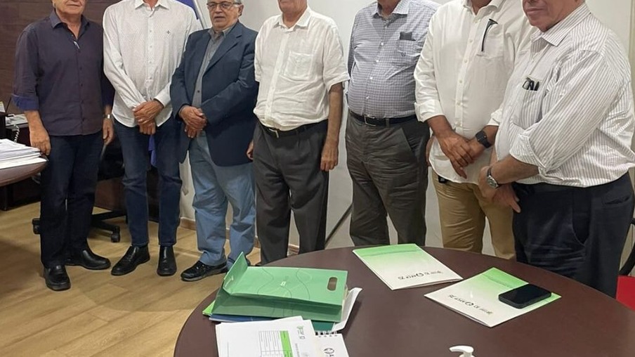 Representantes das cooperativas sucroenergéticas com o secretário de Agricultura de Pernambuco, Aloisio Ferraz