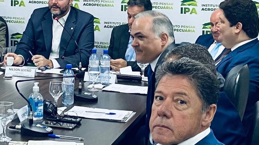 Presidente da Feplana Paulo Leal (à frente) e o presidente da FPA, deputado federal Pedro Lupion (ao fundo) durante reunião da FPA ontem, sobre o marco temporal