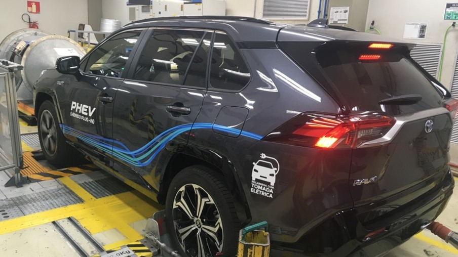 Toyota do Brasil inicia testes da tecnologia híbrida plug-in flex para a produção no país