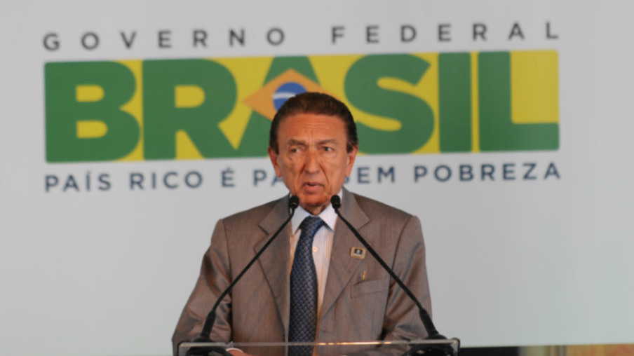 Petrobras pede e governo estuda aumento dos combustíveis