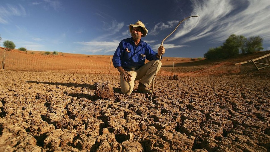 LEIGH CREEK, AUSTRALIA – JUNE 7: Stockman Gordon Litchfield from Wilpoorinna sheep and cattle station surveys the bottom of a dry dam on his property on June 7, 2005 in Leight Creek, Australia. Australia is enduring its worst drought in decades and with the combined affect of increasing temperatures and the El Nino weather phenomenon […]