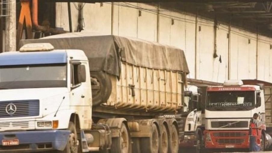 Um em cada 4 caminhões de cana usa lona para evitar acidentes