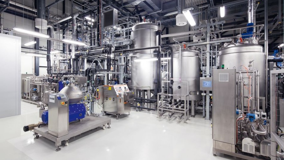 In der Pilotanlage am Fraunhofer-Zentrum für Chemisch-Biotechnologische Prozesse CBP stellen Forscher Erdölersatzstoffe aus nachwachsenden Rohstoffen her.