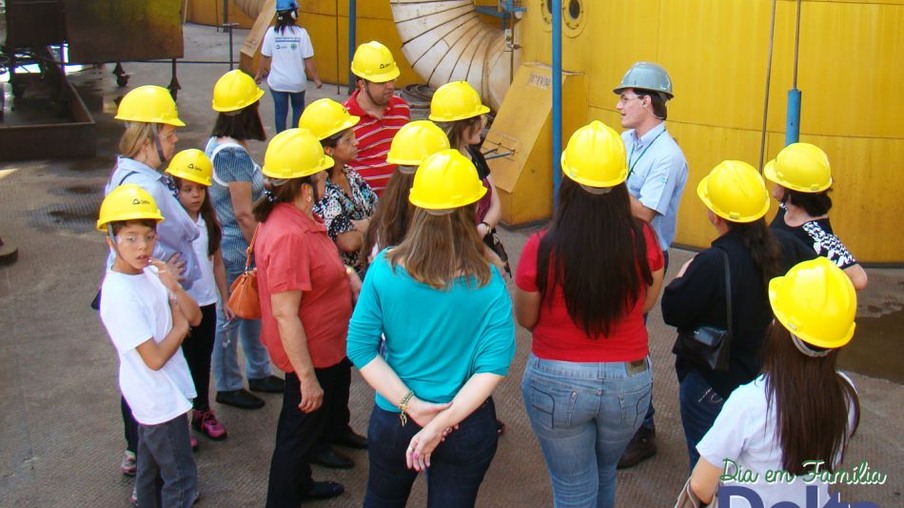 Famílias de colaboradores visitam parques industriais de Usina em Minas