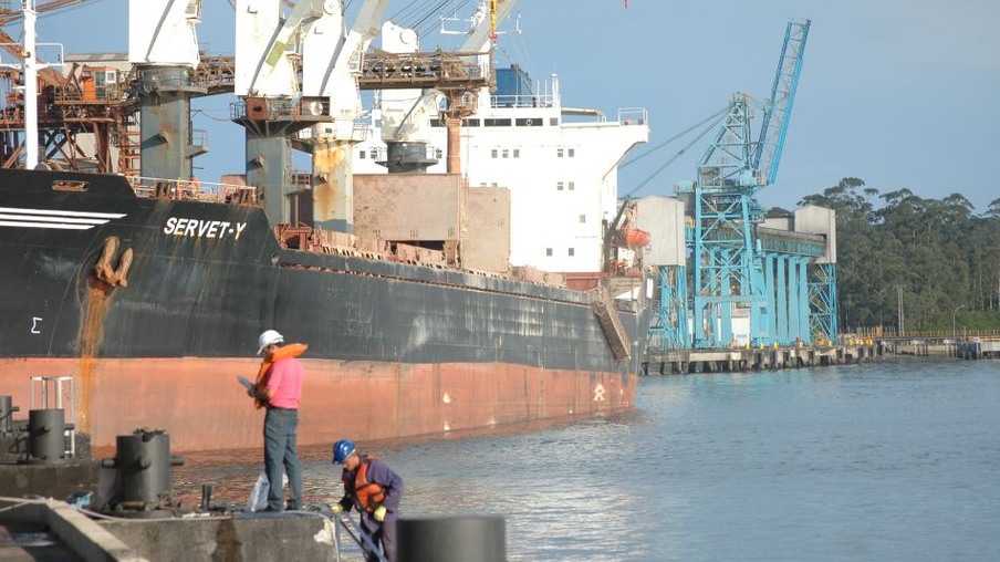 Fila de navios nos portos cai de 34 para 32 na semana, informa Williams