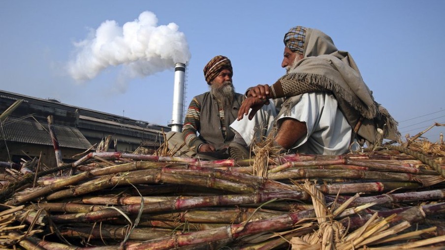 Farmers sit on a heap of sugarcanes loaded on a tractor outside of a sugar mill at Morinda in the northern Indian state of Punjab December 1, 2010. India is likely to take a decision on allowing unrestricted sugar exports by the third week of December and the country may ship the sweetener on a […]