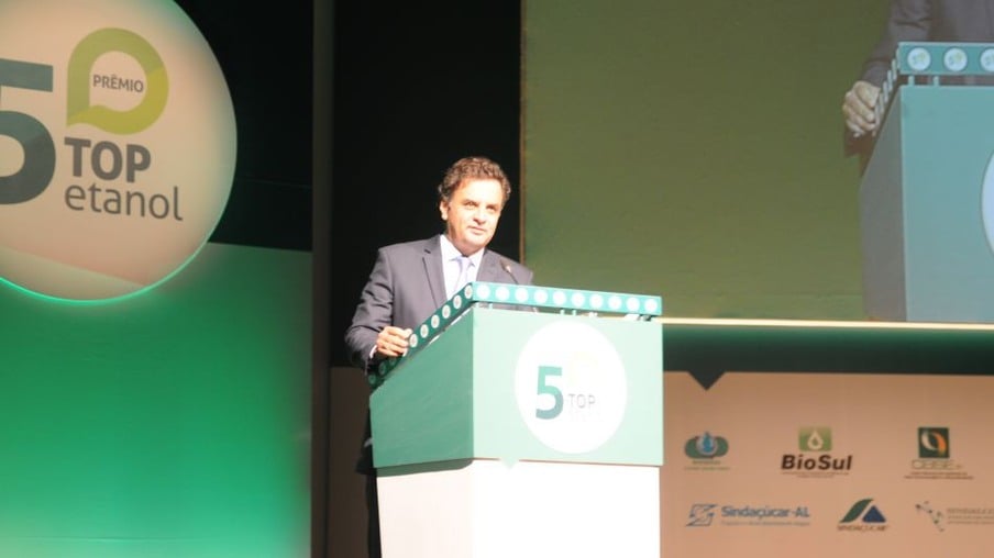 Aécio Neves fala em regras estáveis e diretrizes claras para o setor