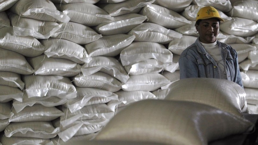 A sugar worker examines sacks of sugar at a Cuban sugar factory in Calimete, Matanzas province, around 180 km (112 miles) south of Havana December 17, 2011. Cuba consumes 600,000 tonnes to 700,000 tonnes of sugar annually and has a 400,000-tonne toll agreement with China. Cuban sugar is also sold for export on the spot […]
