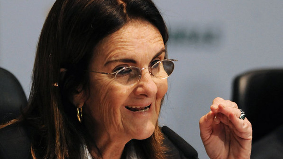 Graça Foster garante que Petrobras  terá reajuste de combustíveis