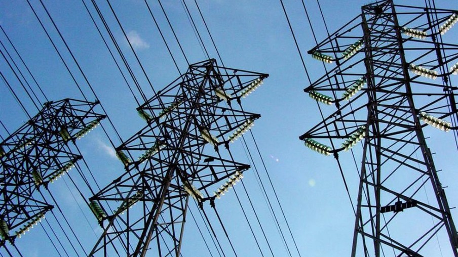 Governo fará leilões de linhas de transmissão de energia com menos lotes