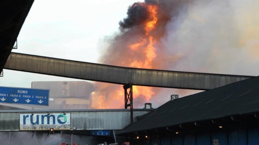 Alerta: Incêndio restringe operações no terminal de açúcar da Rumo Logística