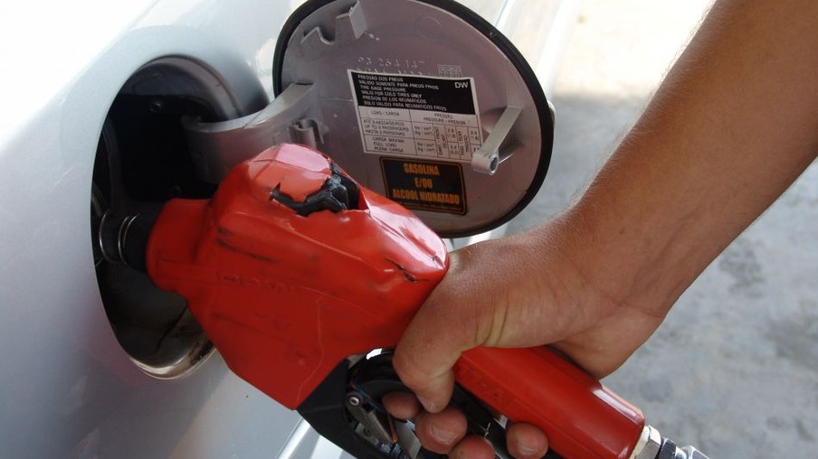 Gasolina pode subir R$ 0,06