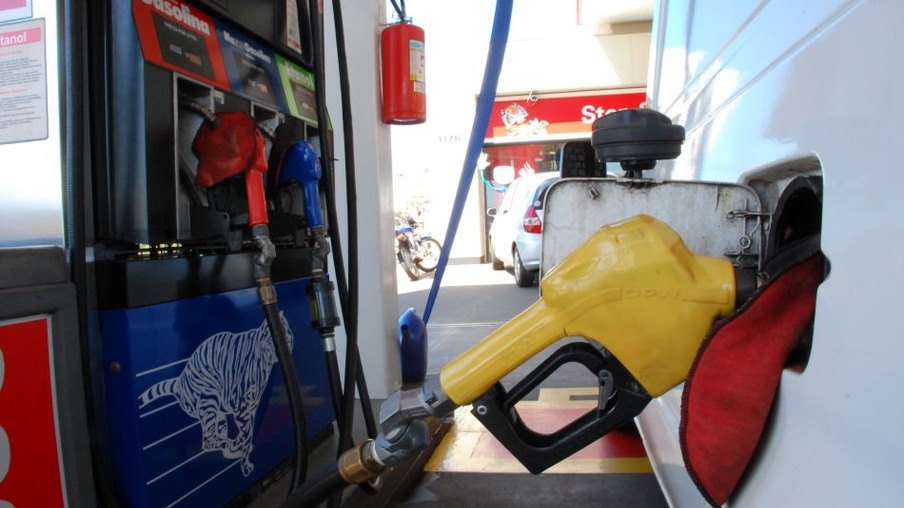 Governo prepara reajuste da gasolina para acalmar mercado e estacar queda das ações da Petrobras