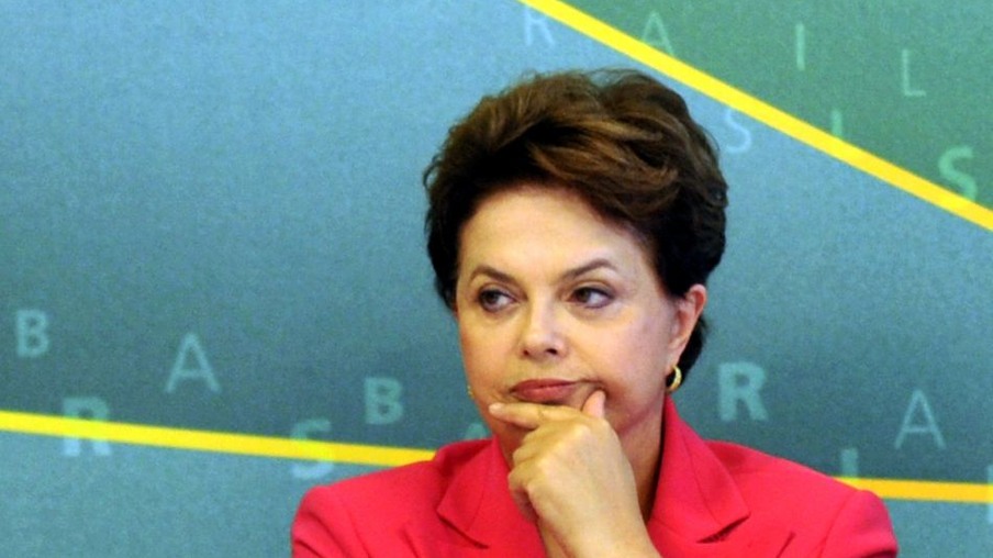 Dilma evita falar em reajuste de gasolina