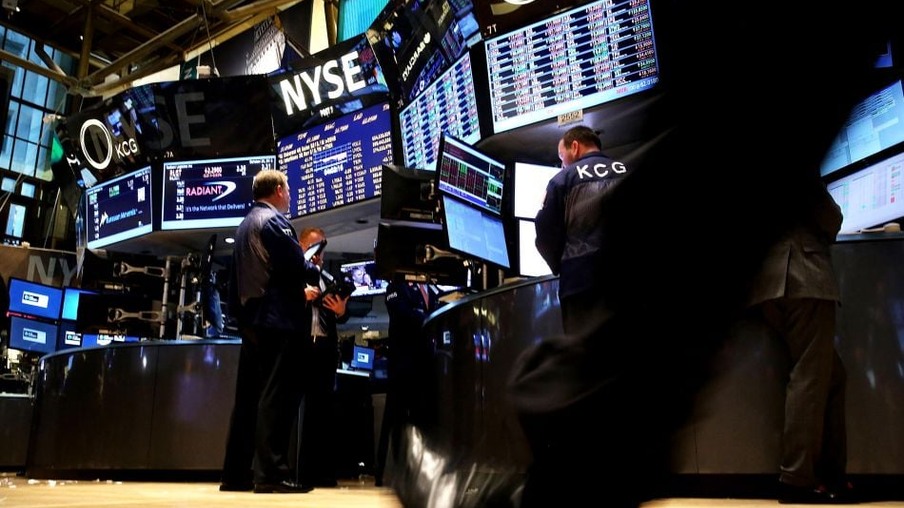 NEW YORK, NY – OCTOBER 30: Traders work on the floor of the New York Stock Exchange at the end of the trading day on October 30, 2013 in New York City. In a highly expected move, the Central bank has decided to keep buying $85 billion in bonds each month. The Dow Jones industrial […]