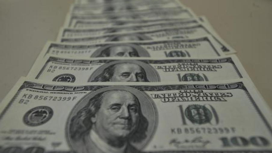 Dólar volta a atingir R$ 3 após divulgação de dados positivos nos EUA; Bolsa sobe