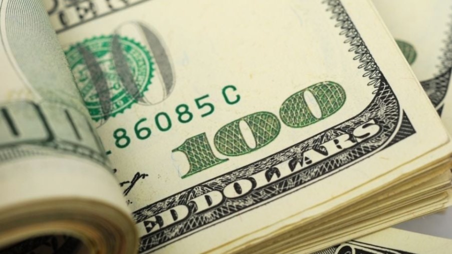 Dólar supera R$ 3,18 e bate máxima em dois meses