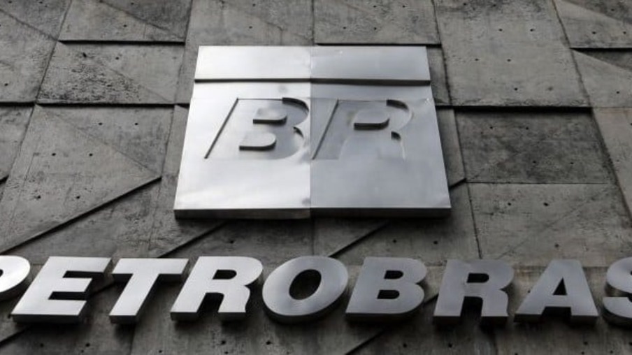 Petrobras compra menos gasolina no exterior no 2º tri por queda de consumo