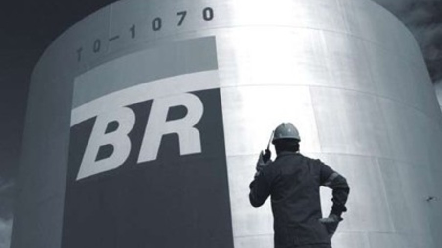 Petrobras afunda após subir 4%, com mergulho do petróleo