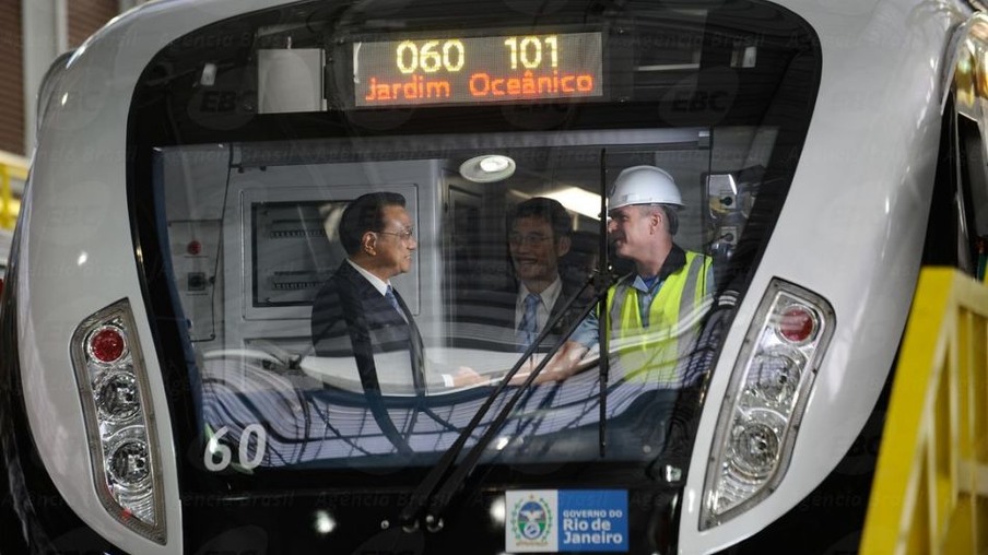 Li Keqiang, primeiro-ministro da China em visita ontem ao Metro-Rio: dinheiro para valer