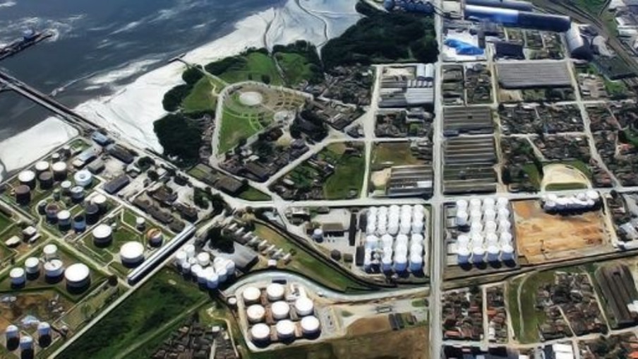 A Álcool do Paraná S/A opera biocombustível de 11 usinas associadas, todas com sede no Paraná