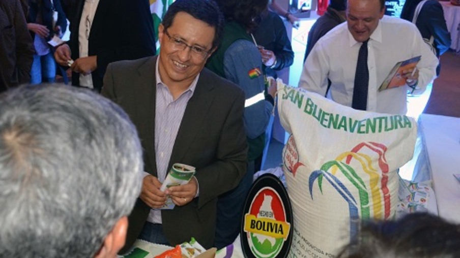 Executivos da usina controlada pelo governo da Bolívia e as primeiras embalagens de açúcar