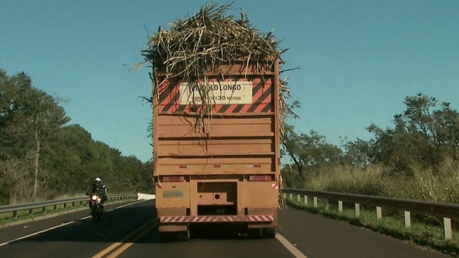 Transporte de cana-de-açúcar sem lona gera 22 multas na região de Ribeirão Preto, SP
