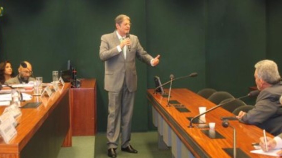 Cunha na audiência pública sobre a venda de etanol: proposta não colide com o RenovaBio (Foto: Divulgação)