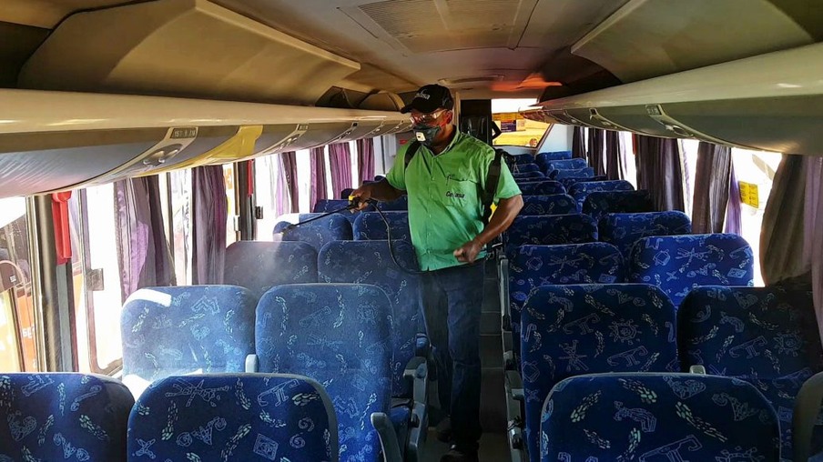Colaborador da Usina Cevasa desinfecta ônibus para transporte de funcionários