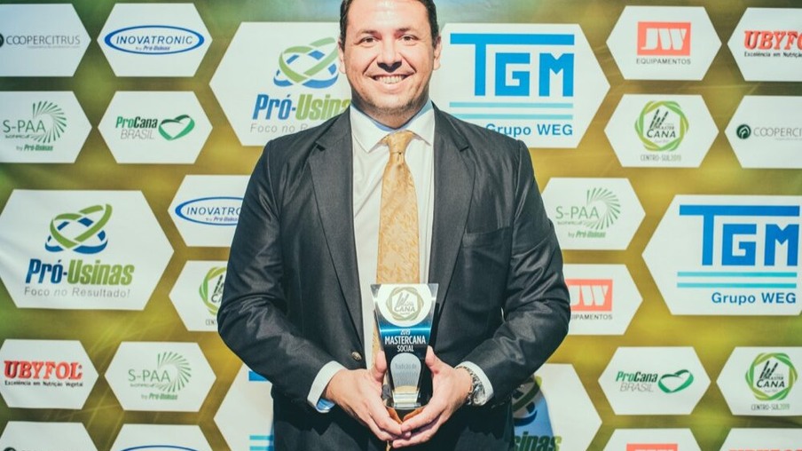Gabriel Sustaita, da Bevap, exibe o troféu de Empresa do Ano em 2019
