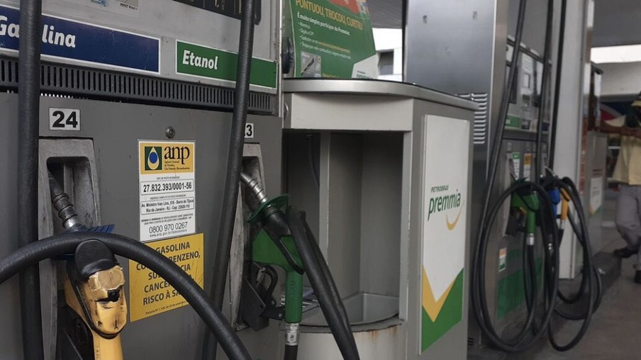 Preço da gasolina fecha primeira quinzena de julho a R$ 6,79, com recuo de 10,22%, aponta Ticket Log