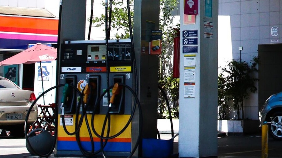 Motoristas vão pagar em torno de R$ 327,80 para encher o tanque com gasolina para viajar no feriado, aponta Edenred Ticket Log