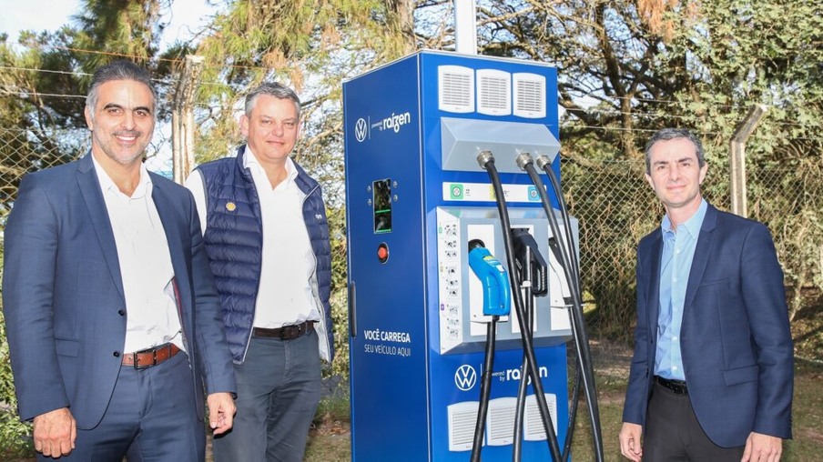 Pablo Di Si, chairman executivo da Volkswagen América Latina; Ricardo Mussa, CEO da Raízen, e Lauran Wetemans, vice-presidente de negócios de Downstream da Shell para a América Latina.

