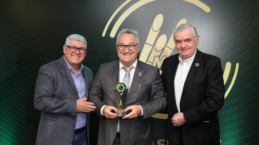 Gilmar Galo, recebendo o troféu do MasterCana Brasil 2022 em Eficiência Industrial - Gestão