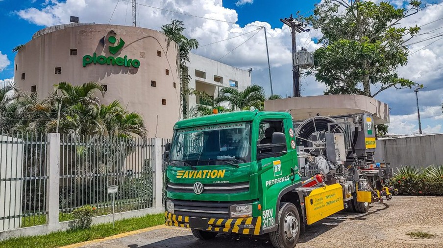 BR Aviation e Pioneiro Combustíveis começam a abastecer aeronaves no Aeroporto de Manaus com caminhão VW 100% elétrico