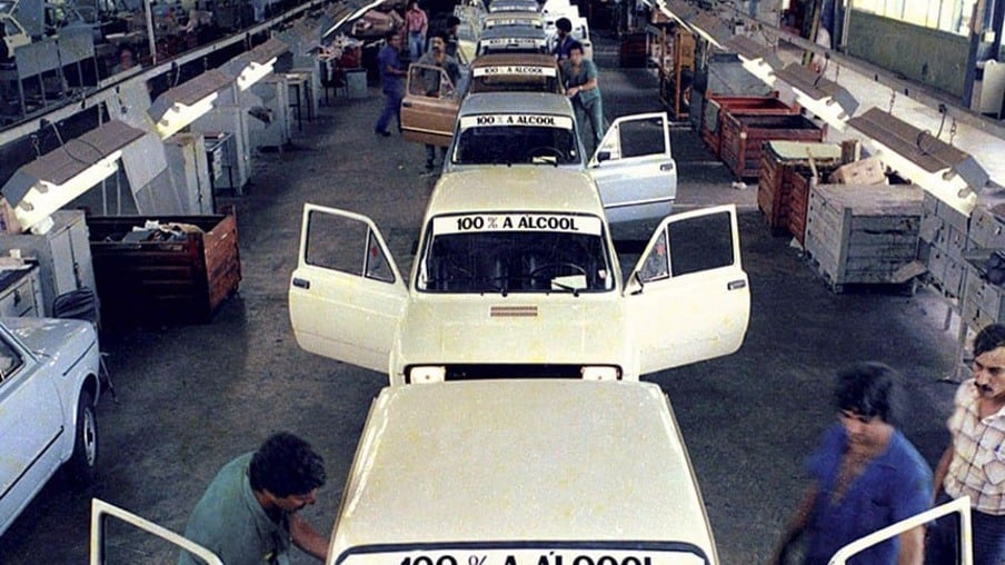 Linha de montagem dos primeiros carros movidos exclusivamente a álcool no Brasil, dando consequência ao Proálcool, programa governamental lançado em 1975
(Divulgação: Agência Senado)