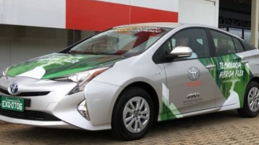 Toyota apresenta primeiro protótipo de veículo híbrido flex do mundo