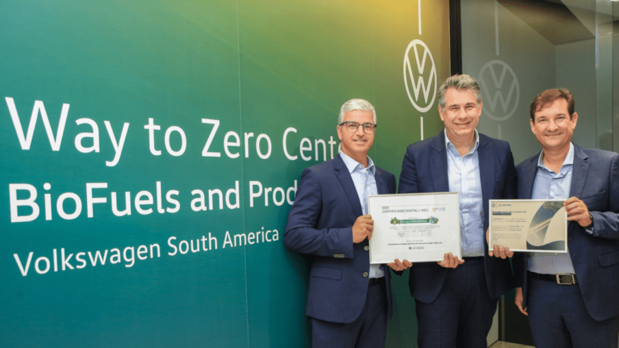 Ciro Possobom, CEO da Volkswagen do Brasil (centro), recebe o Certificado Internacional de Energia Renovável (I-REC) de Guilherme Lencastre (à esq.), chairman da Enel Brasil; e Fabio Zanfelice, CEO da Auren